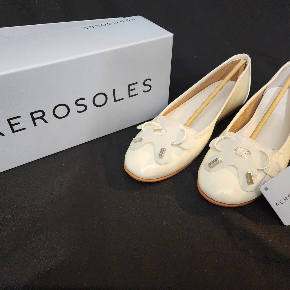 AEROSOLES Women's White Flats with Bow Detail